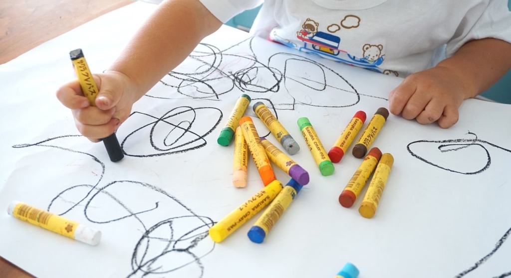 Linkshänder Test: So testen Sie die Händigkeit bei Kindern